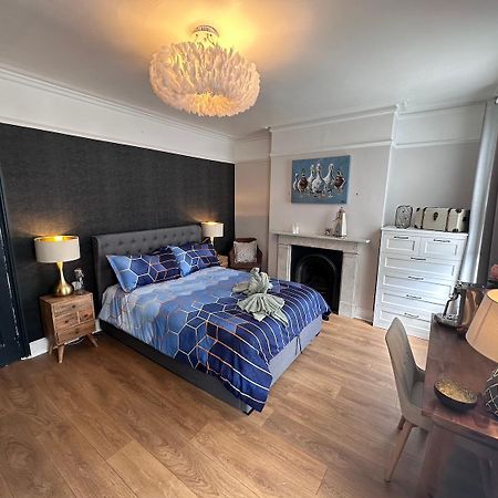 Large Bedroom In Beautiful House London Exterior foto