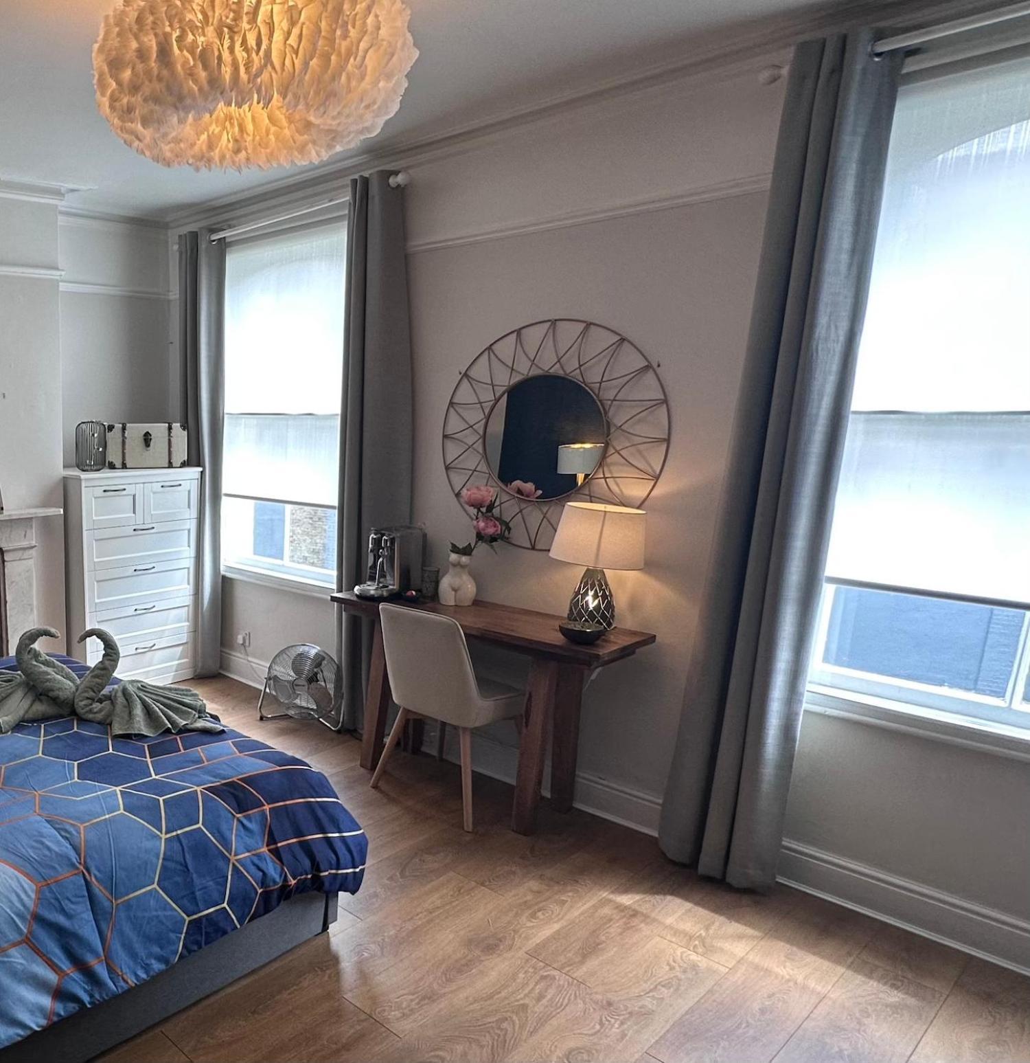 Large Bedroom In Beautiful House London Exterior foto